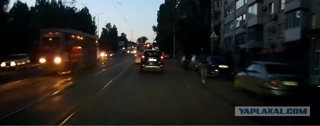 Самокатчик разбился насмерть, влетев в открытую дверь машины в Москве