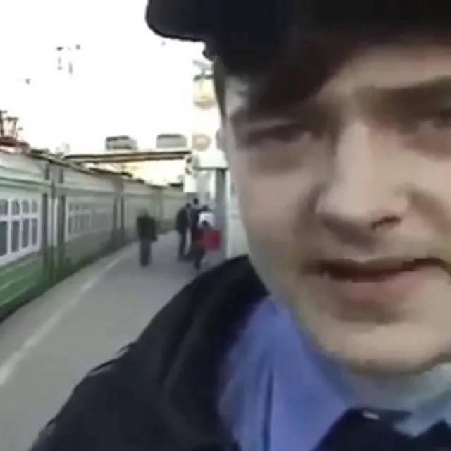 Дельфин понимает, что его снимают на камеру