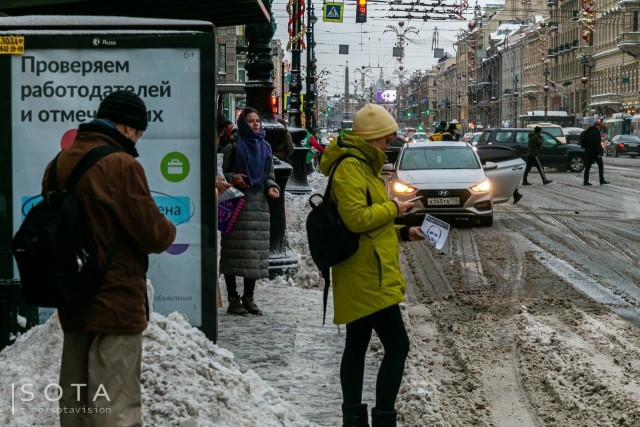 В Петербурге неизвестный разбросал по Невскому проспекту листовки с «преступлениями Путина»