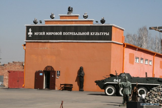 «Не понравилось – в добрый путь»: в Новосибирском музее смерти исполнили вирусный танец Уэнсдэй из сериала Netflix
