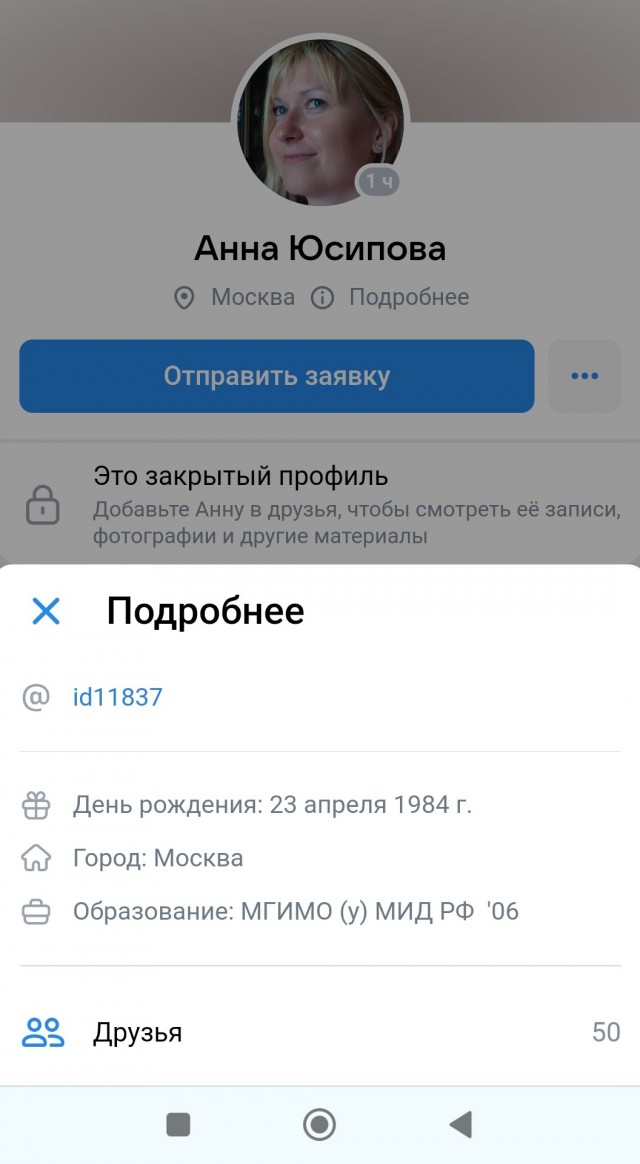 Две дамы не смогли определиться кто кого должен пропустить в узком проезде.
