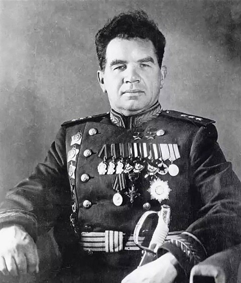 Герой Сталинграда маршал Василий Чуйков: малоизвестные штрихи к портрету полководца, который похоронен рядом со своими солдатами