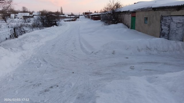 Уборка двора от снега и соседи в нашем доме.