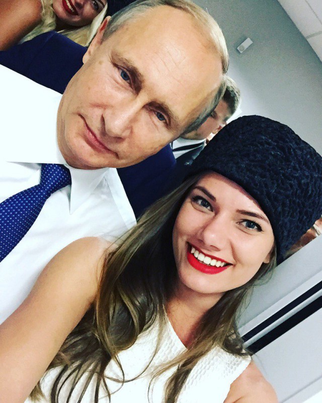 А девчонки в кубанках времени зря не теряют!
