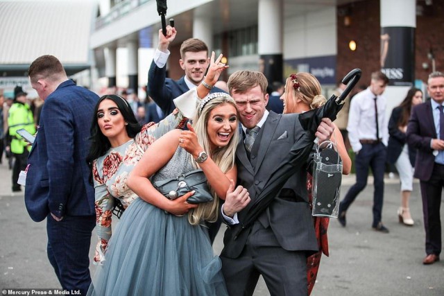Фестиваль Aintree в Ливерпуле. Как обычно, вышли в лучших платьях, и как обычно - все загадили