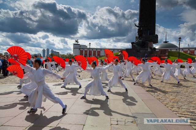 В Брянске девушка станцевала на Звезде на Кургане Бессмертия ради лайков