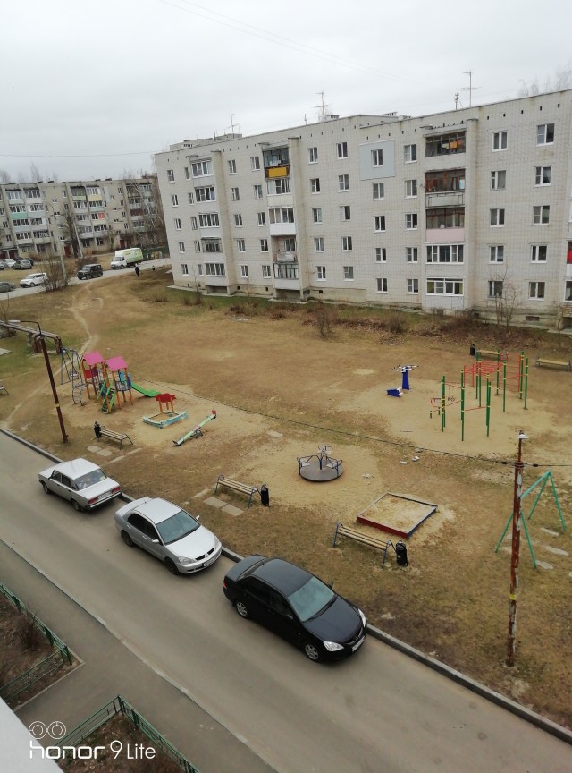 Давайте фото у кого какой вид из окна на оживленные улицы городов в настоящий момент