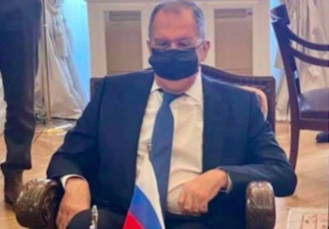 Глава МИД в ходе визита в Китай надел защитную маску с надписью "FCKNG QRNTN"