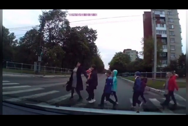 В Кингисеппе учительница перевела детей через дорогу на красный сигнал светофора