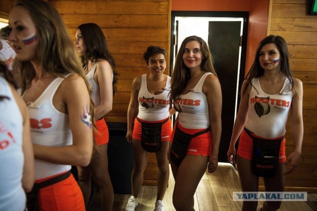 Сексуальные официантки Hooters