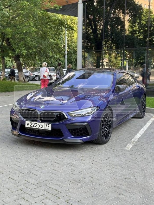 Машина на большой скорости влетела в столб и загорелась на Кутузовском проспекте в Москве