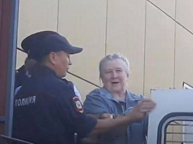 В Бурятии 61-летнюю пенсионерку отправили в колонию за нападение на четырех силовиков