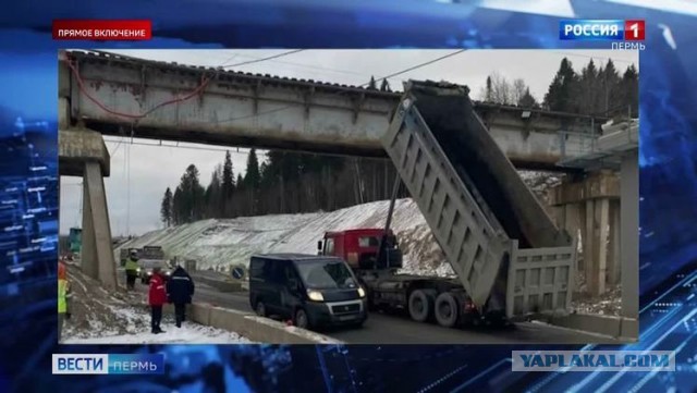 Виадук рухнул на федеральную трассу на выезде из Владивостока