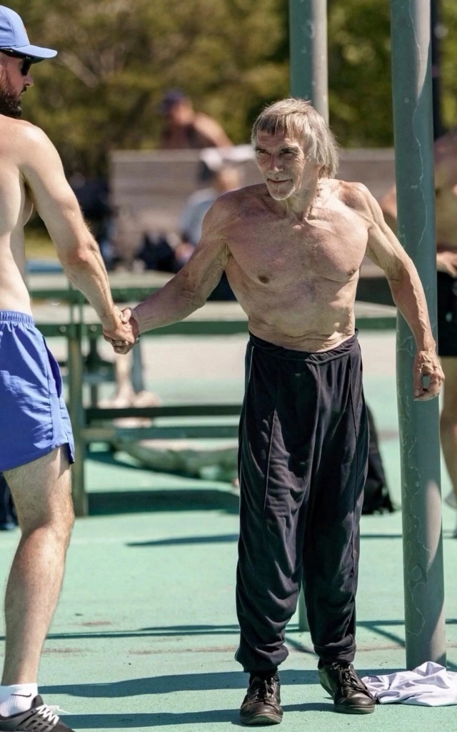 Владимир, ему 80 лет.