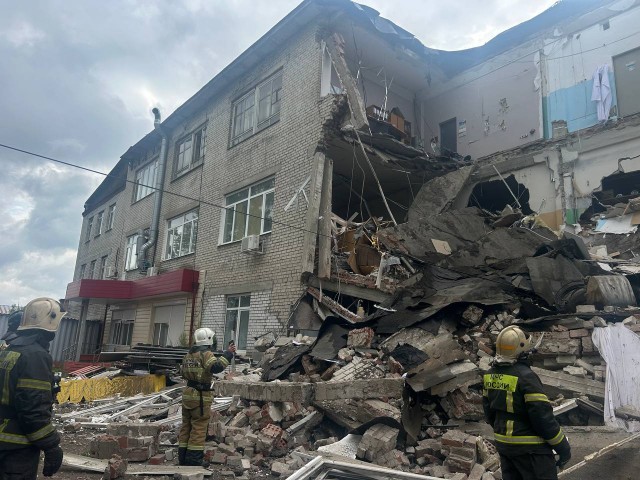 В Екатеринбурге на улице Мартовской обрушилась часть трехэтажного офисного здания