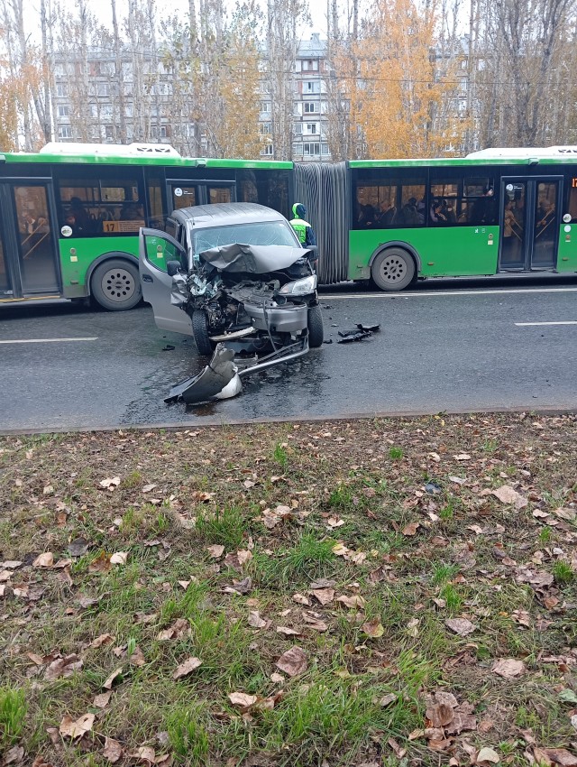 Массовое ДТП унесло жизнь женщины в Тюмени, ещё 4 человека пострадали
