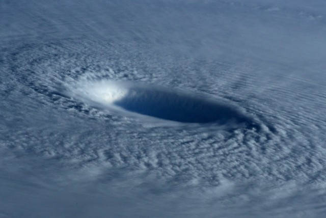 Итальянский астронавт сфотографировал супер шторм