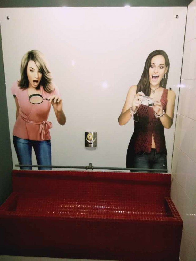 Вот, что можно увидеть в общественном туалете. И офигеть!
