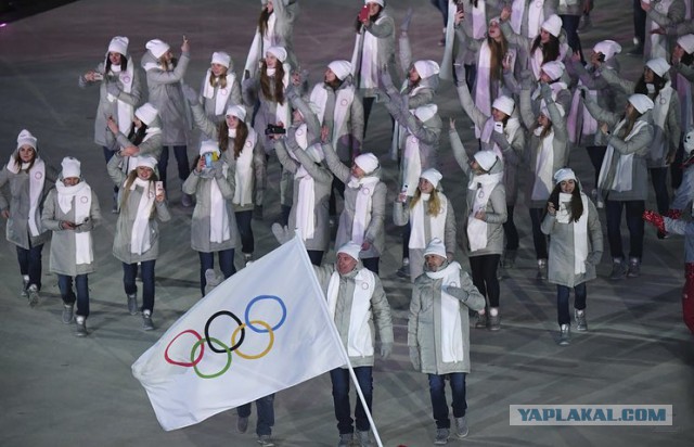 Спортсмены из России прошли по стадиону в Пхёнчхане под флагом Олимпиады