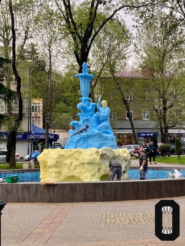 В Туапсе в желто-синие цвета выкрасили городской фонтан