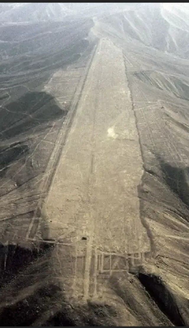 Аэродром в скале. Плато Наска гора. Плато Наска аэропорт. Плато Наска древний аэродром. Плато Наска срезанная гора.