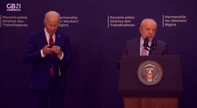 Байден наносит "тройной удар": не пожал руку президенту Бразилии, задел чужой флаг и запутался в словах