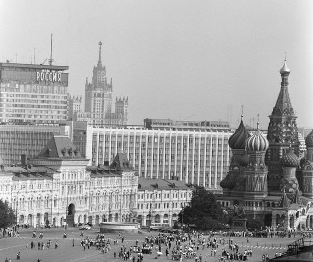 Почему гостиницу "Россия" необходимо было снести?
