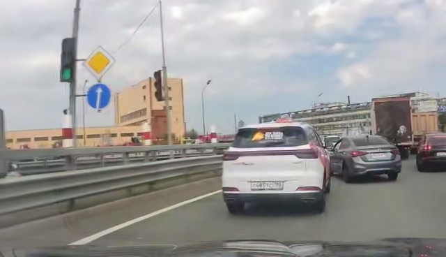 Принципиальная бабуля на BMW не захотела пропускать помеху справа