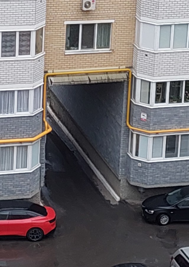 Что находится над аркой?