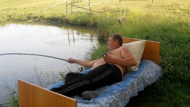 Тиктокер снял безумное жилье на Airbnb — кровать прямо посреди пустыни