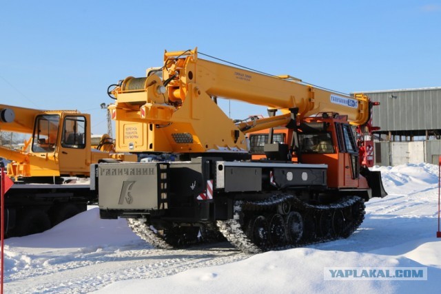 Кадры установки второй временной опоры ЛЭП с помощью вертолёта под Мурманском.
