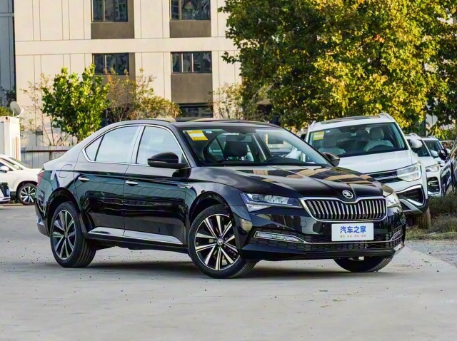 АвтоВАЗ начал поставки седанов Lada Aura 2026 года с современными технологиями. Цена — от 2 269 000 рублей