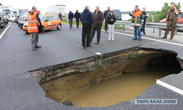 Вода уходит сквозь асфальт?!