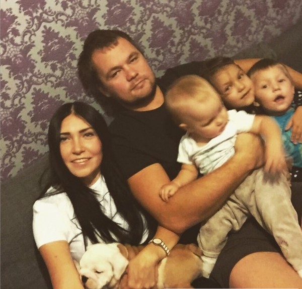 Ударил мать на глазах у детей