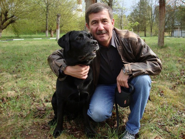 Собака охраняет котёнка