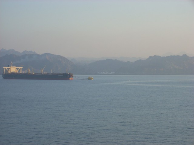 Погрузка танкера в море