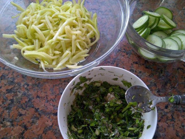 Пикантный салат из кабачков.