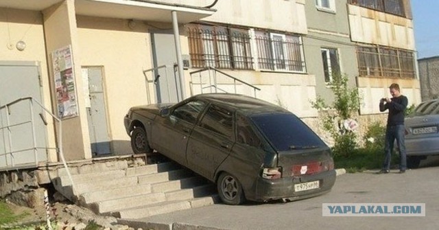 Житель Новороссийска снес шлагбаум, чтобы забрать жену и ребенка из роддома