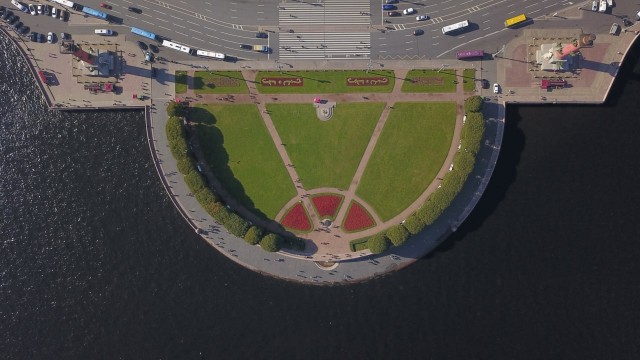 В  Ленинграде городе, у семи углов