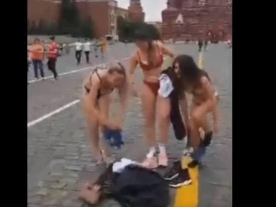 Три девушки разделись до трусов на Красной площади