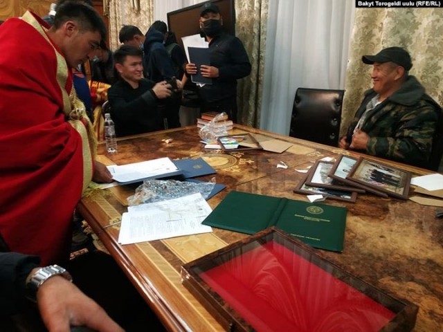 Митингующие в Бишкеке захватили здание парламента