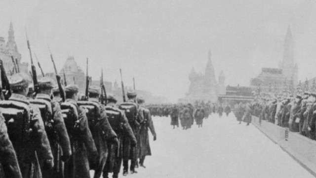 С Красной площади и сразу в бой: 7 ноября 1941 года в Москве прошел легендарный военный парад