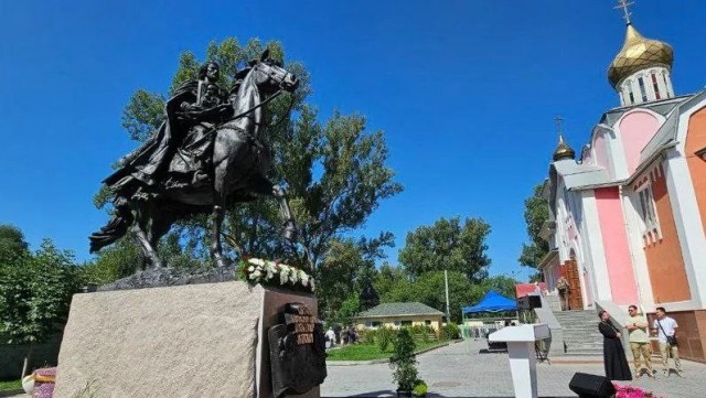 В Алматы открыли памятник князю Александру Невскому