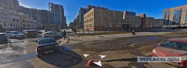 В Петербурге мужчина прыгнул на капот разворачивающейся на тротуаре Audi и получил год поселения