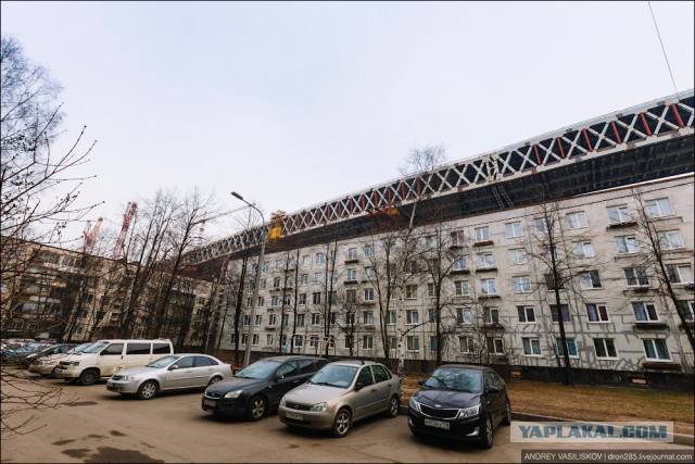 Как живут люди над головой которых возводят дорогу