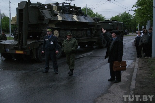 До парада не доехал