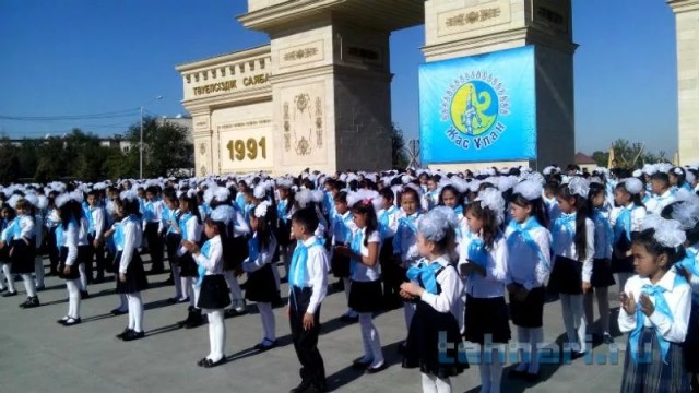 Строгая вожатая в пионерском лагере в Казахстане