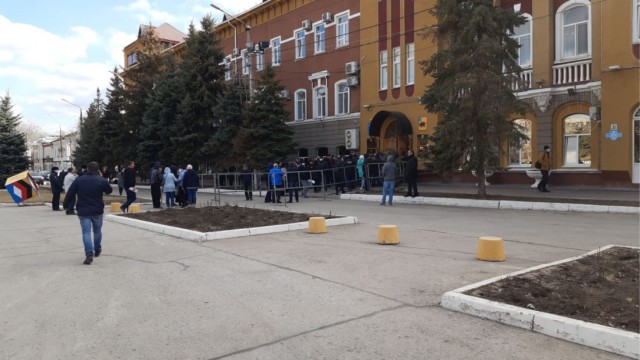 В одном из городов Пермского края возле здания администрации выстроилась очередь в несколько десятков или даже больше человек