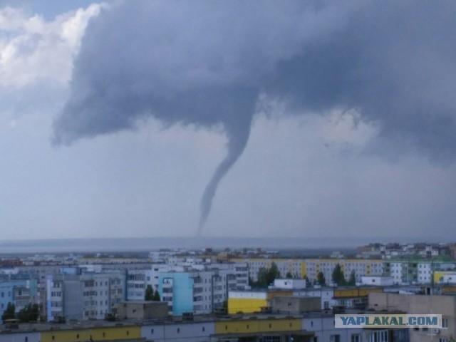 Водитель из Оклахомы снял на видео процесс зарождения торнадо