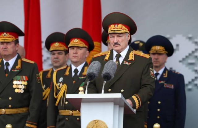 Лукашенко заявил о вероятном введении военного положения.